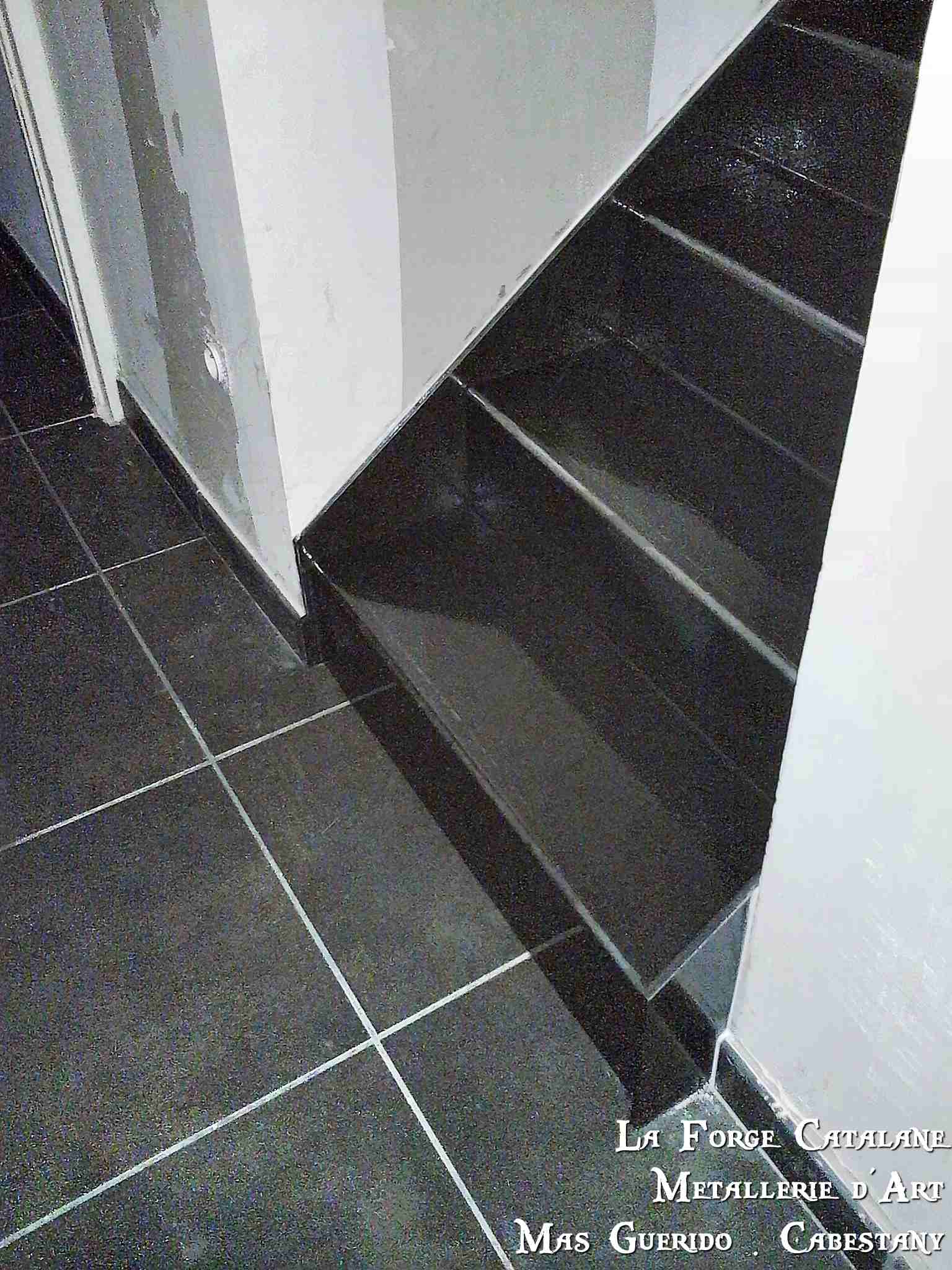 escalier tole pliee thermolaquage forge catalane.jpg